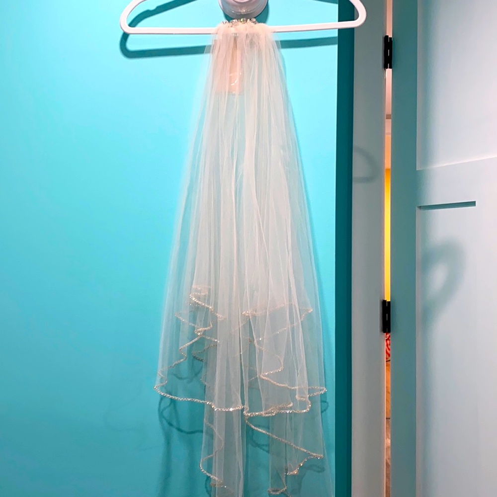 NWT Rhinestone Comb 2 Tier Veil Fingertip Length